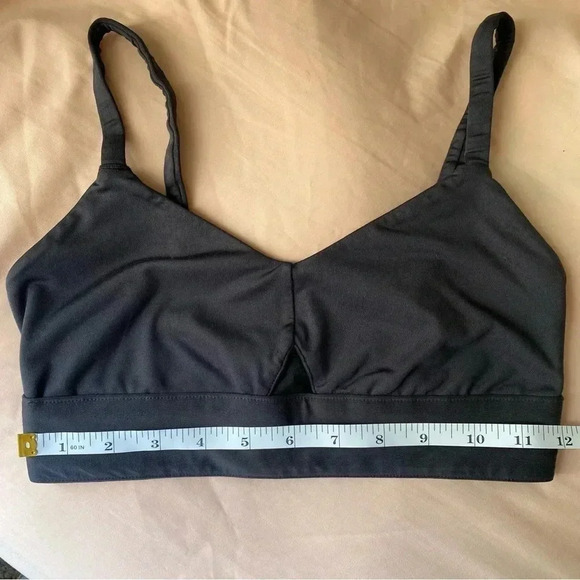 3/$39 Fabletics Cutout Front Criss Cross Back Medium support Sports Bra S - Picture 5 of 6